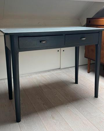 Grijze sidetable met laden/ bureau beschikbaar voor biedingen