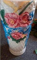 Vintage witte vaas met bloemmotief (kleur) hoogte 48cm, Ophalen, Overige kleuren, Aardewerk of Porselein, Zo goed als nieuw