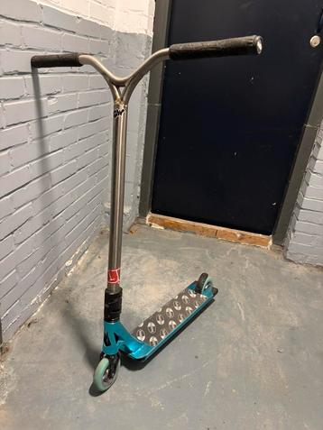 Profesionele stuntstep (95cm hoog stuur) beschikbaar voor biedingen
