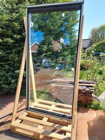 Kozijn 1124x2284  met triple glas, kleine barst beschikbaar voor biedingen