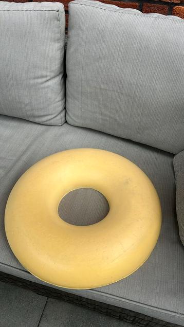 Donut kussen beschikbaar voor biedingen