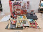 Hape houten brandweerkazerne set compleet met voertuigen, Verzenden, Nieuw, Overige typen