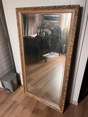 Grote gouden spiegel beschikbaar voor biedingen