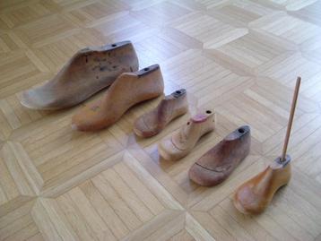 Zes oude houten schoenleesten. beschikbaar voor biedingen