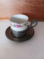 Vintage porseleinen mokje in tinnen kop & schotelhouder, Antiek en Kunst, Antiek | Tin, Ophalen