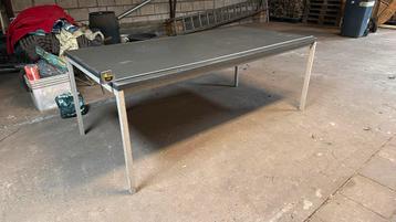 Stevige grote metalen tafel 200 h x 100b x 76h beschikbaar voor biedingen