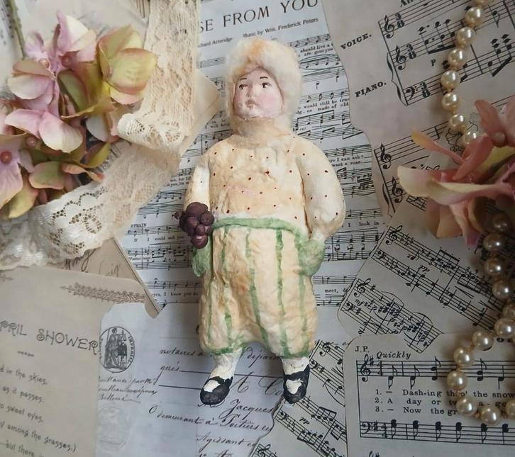 Mooi brocante wattenpopje Jongentje met bosje besjes kerst, Antiek en Kunst, Curiosa en Brocante, Ophalen of Verzenden