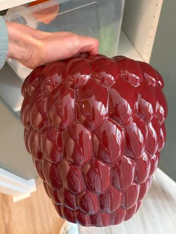 Vaas met aarbeienmotief beschikbaar voor biedingen