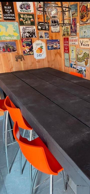 Bartafel met 6 krukken beschikbaar voor biedingen