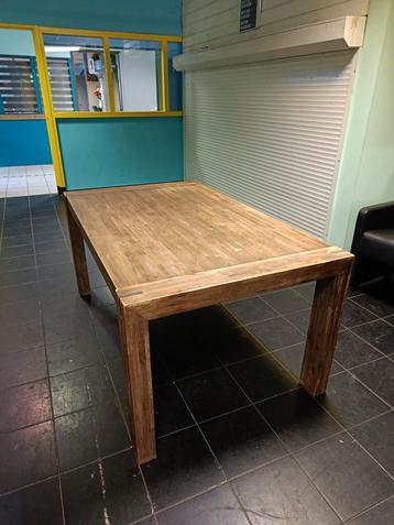 Eetkamertafel en stoelen beschikbaar voor biedingen