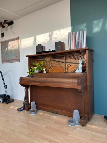 Oude Piano voor Decoratie beschikbaar voor biedingen