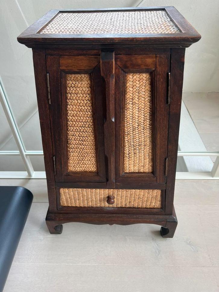 Indonesian/balinese style hand carved cupboard, Huis en Inrichting, Tafels | Sidetables, 25 tot 50 cm, Rechthoekig, Ophalen