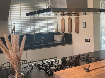 Sfeervolle Keuken met Kookeiland & Granieten Blad beschikbaar voor biedingen