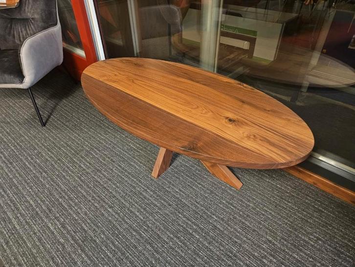 Noten ovale Salontafel 140x70cm | Showroom opruiming, Huis en Inrichting, Tafels | Salontafels, Nieuw, Minder dan 50 cm, 50 tot 100 cm
