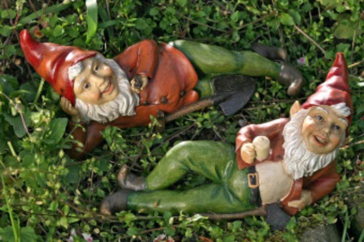 Leuke, liggende Kabouter, Tuinkabouter met rode muts, Tuin en Terras, Tuinbeelden, Nieuw, Tuinkabouter, Kunststof, Ophalen of Verzenden