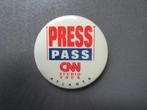 BUTTON "PRESS PASS CNN STUDIO TOUR" ATALANTA, VINTAGE, Verzenden, Gebruikt, Overige onderwerpen, Button
