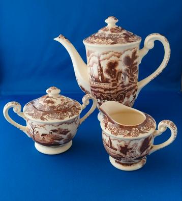 Mooi vintage servies beschikbaar voor biedingen