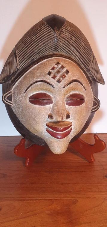 Punu masker.  beschikbaar voor biedingen