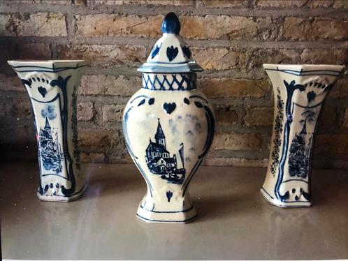 2 Vazen met pot & deksel. Delft. Gestoeld op antiek ontwerp., Antiek en Kunst, Curiosa en Brocante, Ophalen