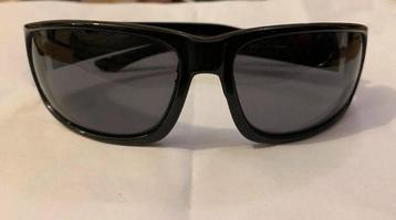 Quality Eyewear- zwarte zonnebril beschikbaar voor biedingen