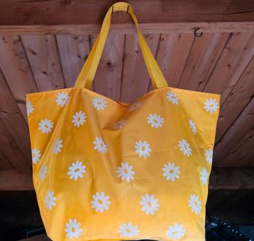 Vrolijke, zomerse tas met bloemen beschikbaar voor biedingen