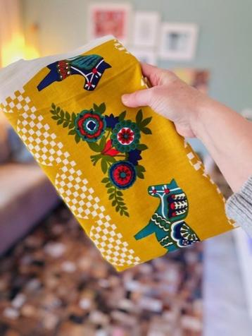 Stof Zweeds paardje bloemen okergeel retro vintage jaren 70 beschikbaar voor biedingen