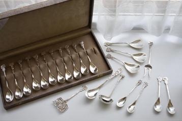 Zilver zilveren strooi lepel lepeltjes schepjes met bloemen beschikbaar voor biedingen