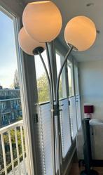 Staande Lamp met Bolvormige witte Lampenkappen - IKEA, Huis en Inrichting, Lampen | Vloerlampen, Ophalen, Zo goed als nieuw, Glas