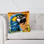 Smyrna, latch hook kussen, diy kit, blauwe ara, zelf maken