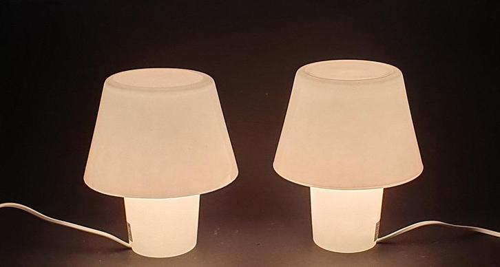 Twee witte tafellampjes van Ikea, Huis en Inrichting, Lampen | Tafellampen, Zo goed als nieuw, Minder dan 50 cm, Glas, Ophalen of Verzenden