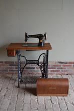 Antieke oude Singer naaimachine met tafel., Antiek en Kunst, Antiek | Naaimachines, Ophalen