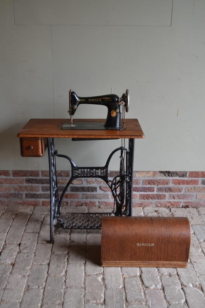 Antieke oude Singer naaimachine met tafel., Antiek en Kunst, Antiek | Naaimachines, Ophalen