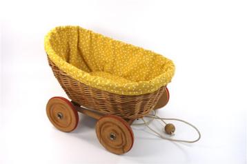 Vintage poppenwieg op wielen beschikbaar voor biedingen