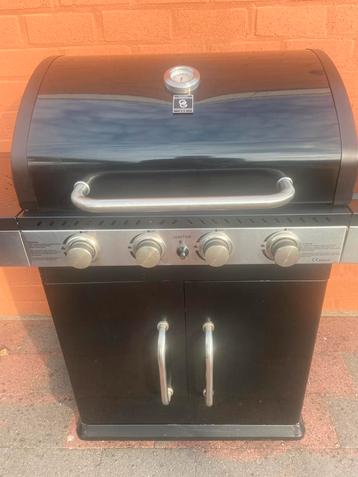 In nieuwstaat grote gas barbecue kompleet met gas beschikbaar voor biedingen