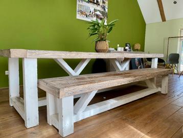 Eettafel met bank beschikbaar voor biedingen