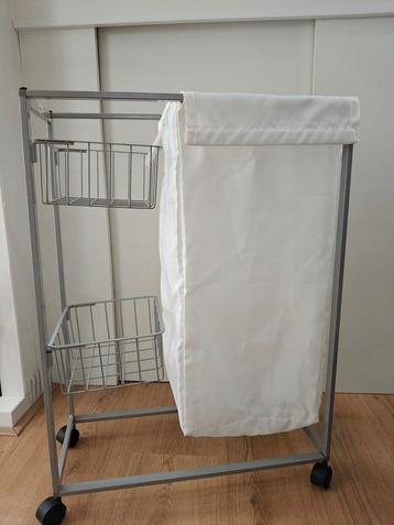 Wasmand op wieltjes met metalen frame en nylon waszak. beschikbaar voor biedingen
