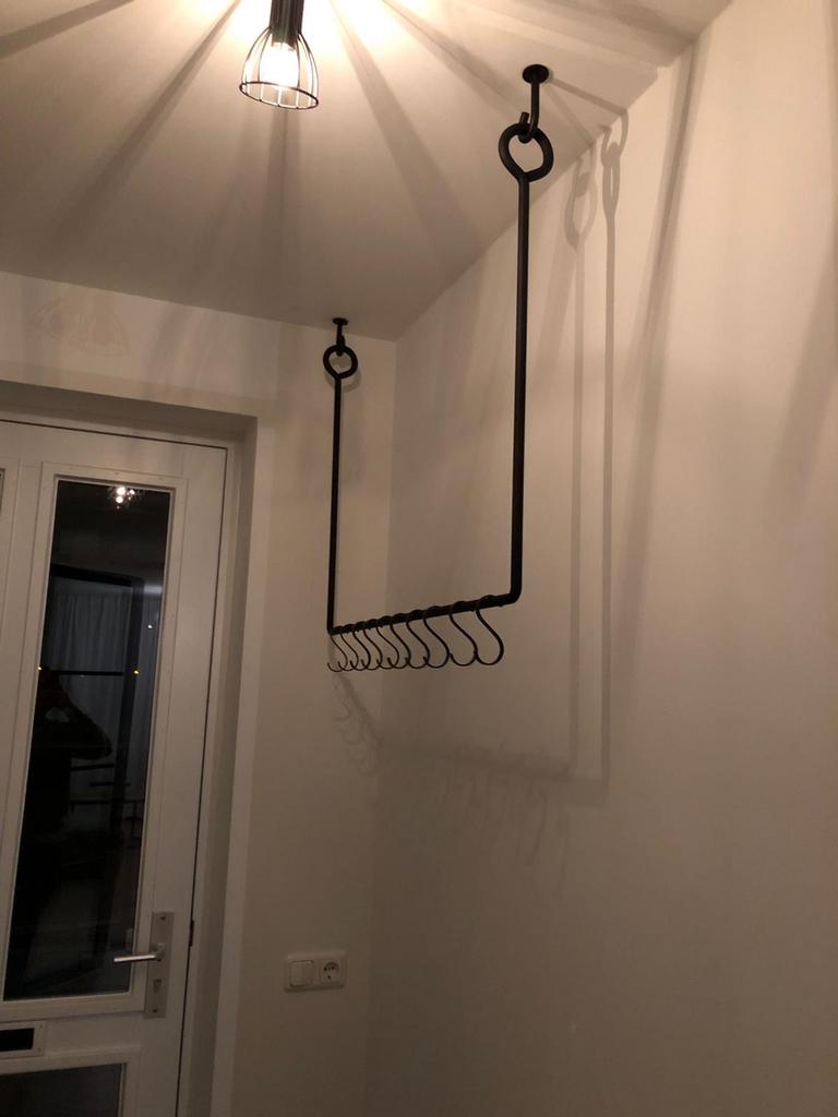 Zwarte stalen hangende kapstok met jashaken, Ophalen, Gebruikt, Metaal, Wandkapstok