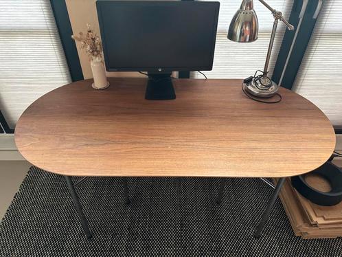 Ferm Living bureau tafel walnoot blad, poten chroom, Huis en Inrichting, Bureaus, Zo goed als nieuw, Ophalen