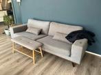 Grijze tweezitsbank met bruin houten onderstel, Ophalen, Gebruikt, Tweepersoons, 75 tot 100 cm