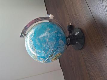 Wereldbol (met verlichting, functionerend) beschikbaar voor biedingen