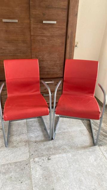 2x rode leren eetkamerstoelen beschikbaar voor biedingen