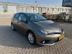 Toyota Auris 1.8 Hybrid Dynamic 136pk CVT 2017 Grijs, Auto's, 4 cilinders, Origineel Nederlands, 1285 kg, Volledig hybride