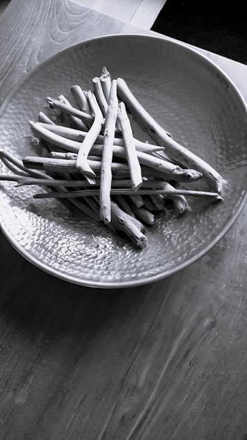 Mooie schaal, zilverkleur 20 cm doorsnee incl. decoratie beschikbaar voor biedingen