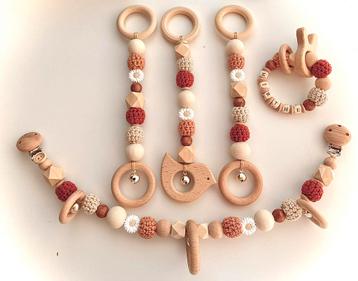 Wagenspanner speenkoord maxicosihanger babygym bijtring enz beschikbaar voor biedingen