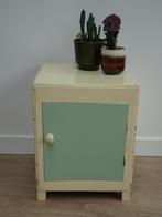 Leuk vintage nachtkastje geschilderd crème / lichtblauw, Ophalen, Minder dan 45 cm, 55 tot 70 cm, Zo goed als nieuw