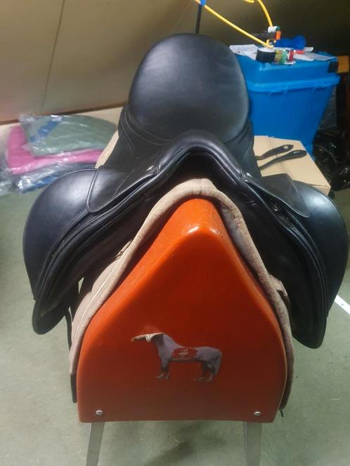 Dressz. Dikke wrongen MONO 17,5. Diverse zadels veelzijdig, Dieren en Toebehoren, Paarden en Pony's | Zadels, Zo goed als nieuw