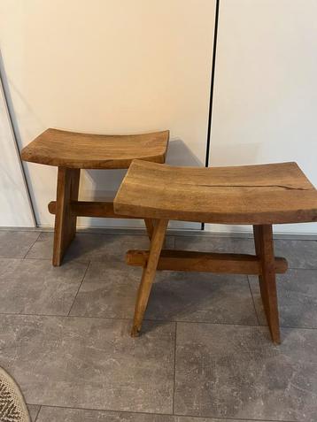 Twee teak houten krukjes bankjes beschikbaar voor biedingen
