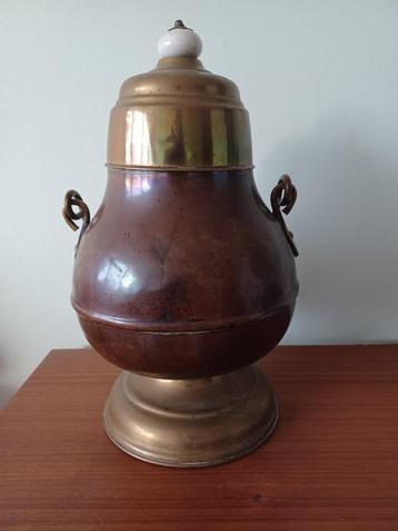 Doofpot met aardewerk knop beschikbaar voor biedingen