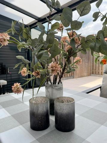 Vaas met bloemen + kaarshouders beschikbaar voor biedingen