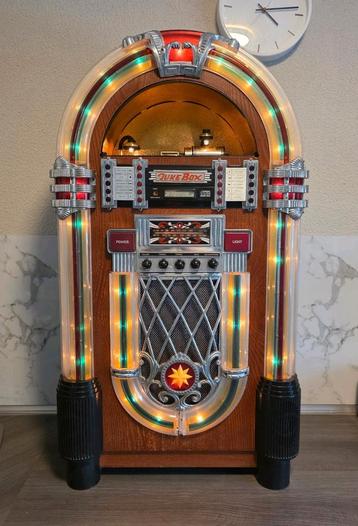 Retro Jukebox met radio, cd & cassette beschikbaar voor biedingen